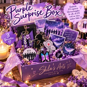 Könnte beinhalten: Eine lila Geschenkbox mit der Aufschrift Purple Surprise Box und Shila's Arts, die BTS-thematische Artikel enthält, darunter Schlüsselanhänger mit Quasten, ein Perlenarmband, einen runden Anstecker und mehrere rechteckige Fotodrucke mit Silhouetten.