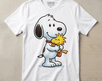 Könnte beinhalten: Weißes T-Shirt mit einer Cartoon-Illustration von Snoopy, der Woodstock umarmt. Snoopy ist weiß mit schwarzen Ohren und Flecken und trägt ein rotes Halsband. Woodstock ist gelb. Auf dem Shirt steht das Wort "PEANUTS" auf dem Kragen.