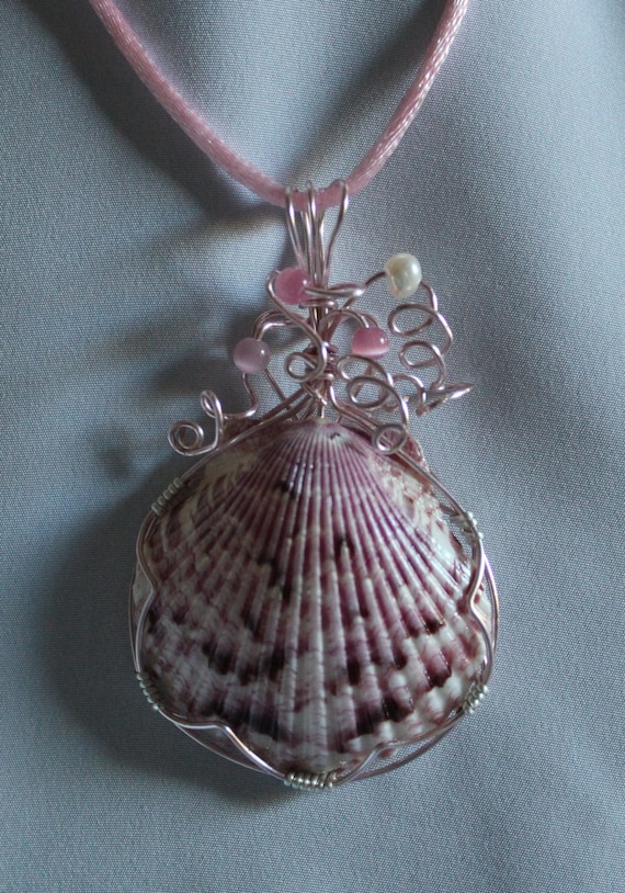 Items similar to SEASHELL PENDANT NECKLACE on Etsy