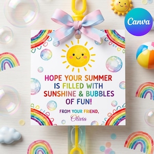 Könnte beinhalten: Ein quadratisches Geschenk-Etikett mit einer fröhlichen Sonnenillustration und dem Text "HOPE YOUR SUMMER IS FILLED WITH SUNSHINE & BUBBLES OF FUN!" ist mit einem rosa-blauen Band gebunden. Regenbogen- und Blasen-Grafiken schmücken das Etikett.