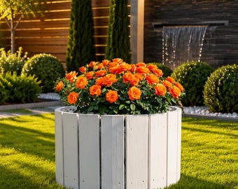 Maceta de jardín de rosas naranjas para hacer tú mismo, decoración de patio exterior de madera blanca, centro de mesa floral de verano.