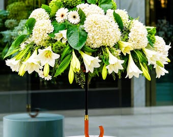 Centro de mesa floral blanco con sombrilla, hortensias, lirios y margaritas, hecho por uno mismo. Decoración para bodas y eventos.