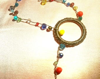 Collar multicolor hecho a mano con cristales y colgante: joya ligera con cadena de hilo textil color bronce, estilo boho chic.
