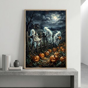 Może przedstawiać: Oprawiony wydruk ścienny przedstawiający nocną scenę halloweenową z trzema półprzezroczystymi białymi duchami unoszącymi się nad zniszczonym drewnianym płotem. Pod płotem na ciemnym polu znajduje się wiele świecących pomarańczowych dyń.
