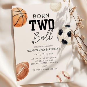 Può includere: Un biglietto d'invito di compleanno rettangolare con illustrazioni ad acquerello di un pallone da basket, calcio, football americano, baseball e una pallina da golf. Il testo recita BORN TWO Ball, Noah's 2nd Birthday, Sat 15 Jun, 1pm, Noah's House, 1234 Ball Street, Suburb, RSVP to Mum on 0412 123 123.