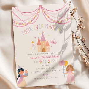 Può includere: Un invito di compleanno rettangolare con l'illustrazione di un castello, festoni rosa e il testo FOUR EVER MAGICAL. Include i dettagli per il 4° compleanno di Sofia il 15 giugno, con grafiche di due bambini, palloncini, bacchetta e corona.