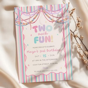 Puede incluir: Una tarjeta de invitación de cumpleaños rectangular con un borde de rayas pastel y un panel central festoneado. El texto dice: TWO much FUN! PLEASE JOIN US TO CELEBRATE Maya's 2nd Birthday SAT 15 JUN AT 1PM IN THE AFTERNOON 1234 FUN STREET, SUBURB RSVP TO MUM ON 0412 123 123.