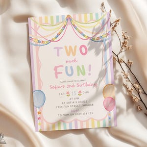 Puede incluir: Una tarjeta de invitación de cumpleaños rectangular con bordes de rayas pastel, banderines de acuarela y globos. El texto dice: TWO much FUN! PLEASE JOIN US TO CELEBRATE Sofia's 2nd Birthday SAT 15 JUN AT 1PM AT SOFIA'S HOUSE 1234 FUN STREET, SUBURB RSVP TO MUM ON 0412 123 123.