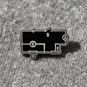 Épinglette en émail noir représentant la loi d'Ohm, insigne de physique, badge d'ingénierie électrique, motif de circuit minimaliste, cadeau pour ingénieurs.