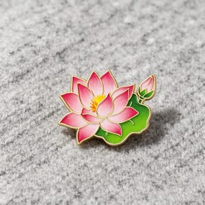 Lotusblumen-Emaille-Anstecknadel, rosa Lotus-Brosche, botanisches Abzeichen aus Hartemaille mit grünen Blattdetails, florale Anstecknadel für Tasche und Hut, Geschenk für Frauen