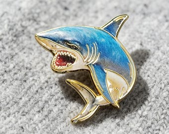 Spilla smaltata a forma di squalo, spilla blu con animale marino color oro, gioiello vintage, distintivo unico a tema vita marina per giacca, abito, cappotto, regalo da collezione per gli amanti dell'oceano