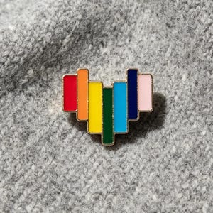 Pin esmaltado de corazón arcoíris, pin de solapa del orgullo LGBTQ, insignia geométrica colorida de amor, accesorio minimalista para chaqueta o mochila.