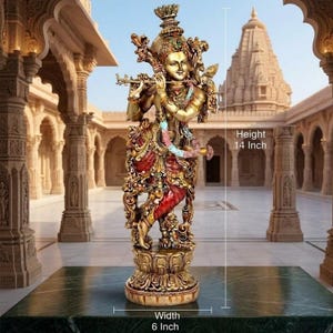 Puede incluir: Estatua dorada detallada de una deidad tocando la flauta, con una altura de 35,5 cm y un ancho de 15,2 cm. La estatua est&aacute; adornada con detalles intrincados y acentos coloridos, sobre un fondo arquitect&oacute;nico ornamentado.