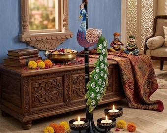 Puede incluir: Un candelabro alto de metal negro con una figura decorativa de pavo real pintada en azul, rojo y verde. El soporte incluye un cuenco superior para una vela y tres portavelas circulares inferiores, todo sobre una base redonda.