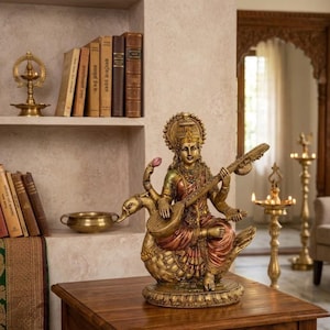 Maa Saraswati-staty sittande på svan | Gudinnan Saraswati-idol med Veena | Saraswati Murti | Hinduisk tempeldekoration | Andlig gåva