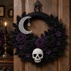 Puede incluir: Una corona circular con una base envuelta en hilo negro, adornada con flores de ganchillo negras y moradas, hojas oscuras, una calavera de ganchillo blanca en la parte inferior y un dije de media luna plateado con un cristal.
