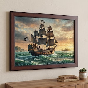 Op de afbeelding: Een ingelijste legpuzzel met een houten piratenschip met donkere zeilen en een vlag met doodskop en gekruiste beenderen, varend op onstuimige groene oceaangolven onder een gouden zonsonderganghemel. De puzzelstukjes zijn overal zichtbaar.
