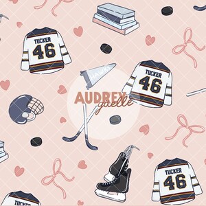 Peut inclure: Un motif répétitif sur fond rose clair présentant des illustrations de maillots de hockey blancs avec le nom TUCKER et le numéro 46, des patins à glace noirs, des crosses de hockey, des palets, des piles de livres, des nœuds roses et des cœurs rouges.