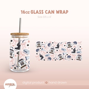 Peut inclure: Un verre canette de 473 ml avec un couvercle en bambou et une paille en métal, orné d'un motif répétitif de maillots de hockey numéro 66, patins, casques, crosses et nœuds roses. Le design est présenté à plat sur un rectangle de 24,1 x 10,2 cm.