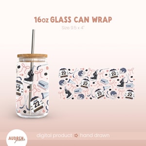 Peut inclure: Un verre de 16oz avec couvercle en bambou et paille en métal, orné d'un motif sur le thème du hockey avec des maillots numérotés 22, des patins, des casques, des crosses et des nœuds roses. Le motif mesure 9,5 par 4 pouces, texte 16oz GLASS CAN WRAP.