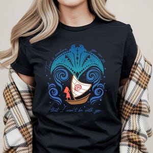 Op de afbeelding: Zwart t-shirt met een kleurrijk ontwerp van een boot en een personage, omringd door wervelende blauwe golven en decoratieve elementen. De tekst luidt: "There is nowhere that I won't be with you..."