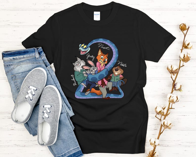 Puede incluir: Camiseta negra con un gr&aacute;fico de dibujos animados de personajes de una pel&iacute;cula. El dise&ntilde;o incluye una serpiente azul y personajes de animales con nombres. La camiseta se combina con vaqueros azules y zapatillas grises.