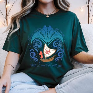 Op de afbeelding: Donkergroen T-shirt met een grafisch ontwerp met een boot, golven en een silhouet. Het ontwerp bevat de tekst "There is nowhere that I won't be with you..." in een scriptlettertype. Het shirt is een comfortabele, casual stijl.
