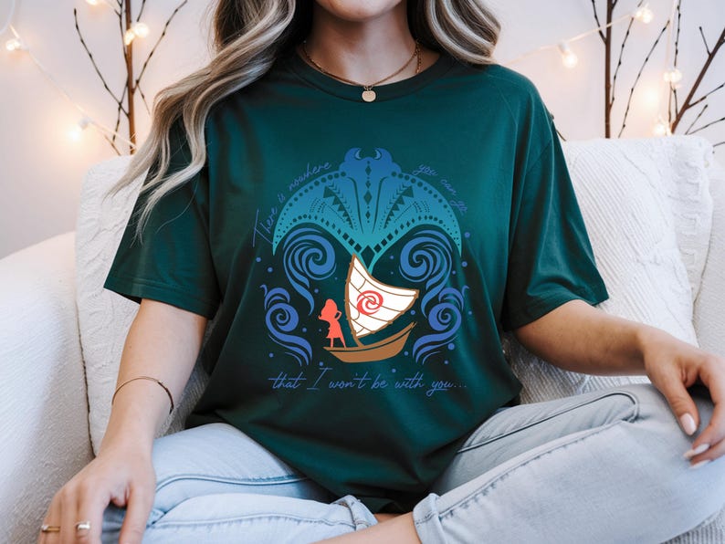 Op de afbeelding: Donkergroen T-shirt met een grafisch ontwerp met een boot, golven en een silhouet. Het ontwerp bevat de tekst "There is nowhere that I won't be with you..." in een scriptlettertype. Het shirt is een comfortabele, casual stijl.