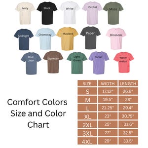K&ouml;nnte beinhalten: Eine Farbkarte von Comfort Colors T-Shirts in verschiedenen Farbt&ouml;nen, darunter Elfenbein, Schwarz, Wei&szlig;, Orchidee und Moos. Die Tabelle zeigt auch Gr&ouml;&szlig;enangaben in Zoll f&uuml;r jede Gr&ouml;&szlig;e von S bis 4XL mit Breiten- und L&auml;ngenma&szlig;en.
