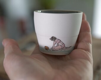 Porcelana hecha a mano: Ilustración de una escena infantil en la playa.