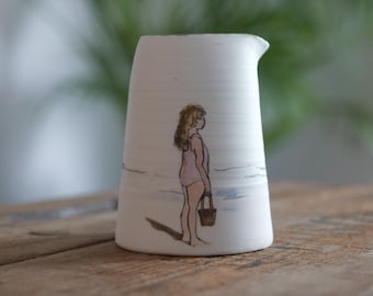 Hand geworfen und einzigartig Illustriert. Mädchen blickt sehnsüchtig zum Meer hinaus