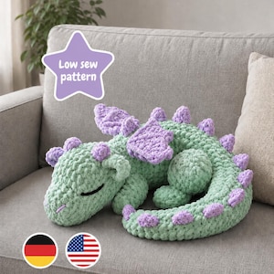 Könnte beinhalten: Ein hellgrünes, gehäkeltes Drachen-Stofftier mit violetten Flügeln und violetten Stacheln entlang des Rückens und Schwanzes. Der Drache hat geschlossene Augen und einen geringelten Schwanz. Ein violetter Stern enthält den Text Low sew pattern.