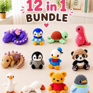 Puede incluir: Una colección de 12 animales de peluche tejidos a ganchillo que incluye un dragón morado, un pingüino, una tortuga, un dinosaurio rosa, un dragón beige, un pájaro blanco y negro, un pato, un panda, un ganso blanco, un pájaro blanco, un oso amarillo y un pájaro azul.