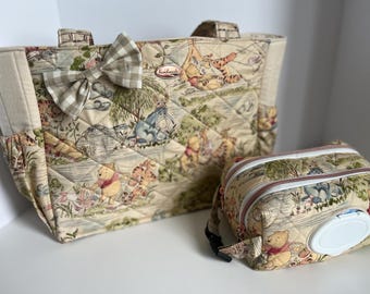 Bolso cambiador acolchado hecho a mano de Winnie the Pooh con estuche a juego para toallitas húmedas.