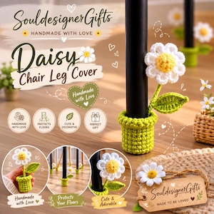 Pode incluir: Capas de pernas de cadeira de margaridas feitas à mão. As capas são de crochê em verde com uma flor de margarida branca e amarela. O texto na imagem diz "Handmade with Love" e "Protects Floors".