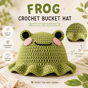 Può includere: Un cappello a secchiello all'uncinetto verde a forma di rana, con occhi neri, guance rosa e una bocca sorridente. Il cappello ha un bordo ondulato ed è fatto a mano. Il testo sull'immagine recita "FROG CROCHET BUCKET HAT" e "HANDMADE WITH LOVE".