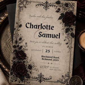 Può includere: Un invito di nozze rettangolare su carta pergamena invecchiata con rose rosso scuro, bordi in filigrana nera e testo nero: Charlotte e Samuel, 25 ottobre, 17:00, Blackwood Royal, Richmond, 311322, RSVP a Ellie 555-222-111.