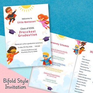 Peut inclure: Invitation de remise de diplôme préscolaire pliée en deux avec des illustrations de super-héros. L'invitation comprend le texte "Bienvenue à Little Montessori, Classe de 2026, Remise de diplôme préscolaire". Les détails de la cérémonie sont également inclus.