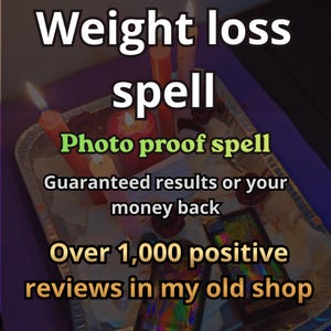 Puede incluir: Una colección de velas encendidas naranjas y rojas dispuestas en una bandeja plateada con pétalos blancos esparcidos y dos cartas de tarot. El texto dice: Weight loss spell, Photo proof spell, Guaranteed results or your money back, Over 1,000 positive reviews in my old shop.
