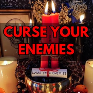 Puede incluir: Dos velas rojas altas con llamas encendidas se encuentran en un cuenco plateado lleno de piedras negras. Un pergamino blanco atado con un cordel rojo se sitúa frente a las velas, con el texto CURSE YOUR ENEMIES impreso en letras mayúsculas.
