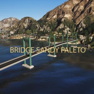 Puede incluir: Una vista panorámica de un puente sobre una masa de agua, con montañas al fondo. El puente tiene soportes verdes y una superficie oscura. El texto "BRIDGE SANDY PALETO" se muestra en la imagen.