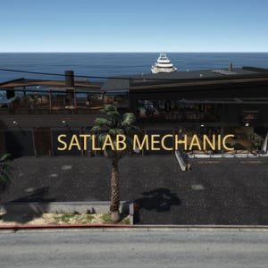 Puede incluir: Vista exterior de un edificio moderno con el texto "SATLAB MECHANIC" en letras doradas. Las palmeras bordean la calle y un yate es visible en el fondo. El cielo es azul.