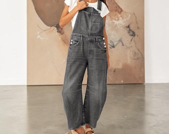 Peto vaquero para mujer con perneras acampanadas, tirantes ajustables y bolsillos.