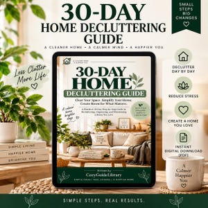 Könnte beinhalten: Ein digitales Tablet zeigt einen 30-Tage-Leitfaden zum Entrümpeln des Hauses mit einem Cover, das ein Wohnzimmerinterieur zeigt. Der Text lautet: 30-Day Home Decluttering Guide, Clear Your Space, Simplify Your Home, Create Room for What Matters und CozyGuideLibrary.