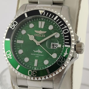 Relógio de pulso masculino Invicta Diver Vintage com mostrador verde, caixa em aço inoxidável, bisel giratório e data.