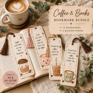 Peut inclure: Un ensemble de quatre marque-pages rectangulaires avec des illustrations sur le thème du café et du texte, incluant des phrases comme Coffee and books are my love language, chacun avec un pompon, posés sur un livre ouvert près d'une tasse.