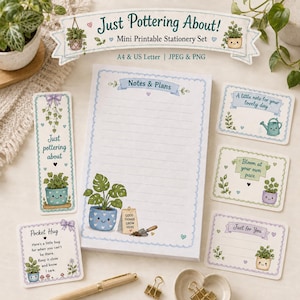 Pode incluir: Um conjunto de papelaria imprimível intitulado Just Pottering About! com um bloco de notas pautado, um marcador de página e quatro cartões. Cada item apresenta ilustrações de plantas em vasos com rostos e bordas em azul pastel.