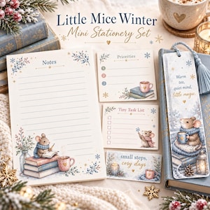 Puede incluir: Un set de papelería Little Mice Winter que incluye un bloc de notas rayado, una lista de prioridades, una lista de tareas y un marcapáginas. Cada pieza muestra ilustraciones de ratones, libros, tazas y copos de nieve con los textos Notes, Priorities, Tiny Task List, Warm tea, quiet mind, little magic y small steps, cosy days.