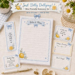 Puede incluir: Un conjunto de papelería imprimible titulado Just Dilly Dallying con ilustraciones de limones y lazos azules. Incluye una página de notas rayada, un marcapáginas y cuatro tarjetas pequeñas con texto como Pocket Hug.