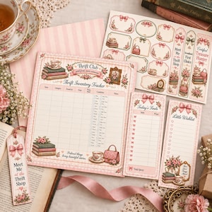 Könnte beinhalten: Ein Set aus Schreibwaren mit einem Inventar-Tracker, einer Liste für Fundstücke, einer Wunschliste und einem Lesezeichen. Die Artikel sind mit rosa Schleifen, Blumenmotiven sowie Illustrationen von Büchern und Teetassen verziert.